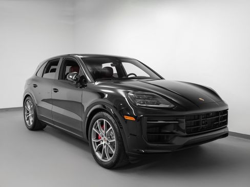 Used 2025 Porsche Cayenne S image 10