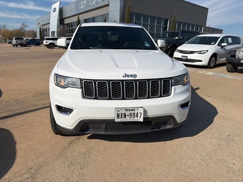 Used 2018 Jeep Grand Cherokee Laredo image 2