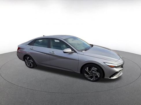 Used 2025 Hyundai Elantra Limited image 2