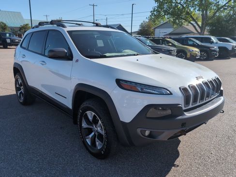 Used 2017 Jeep Cherokee Trailhawk AWD/4WD image 4