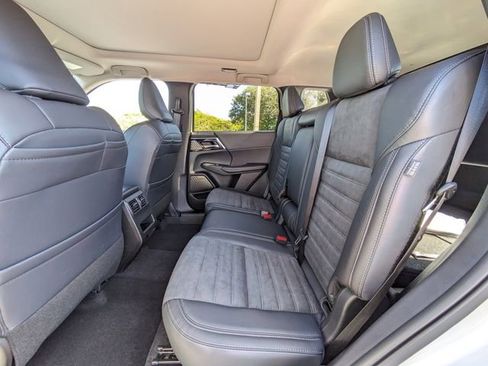 New 2025 Mitsubishi Outlander SE image 15