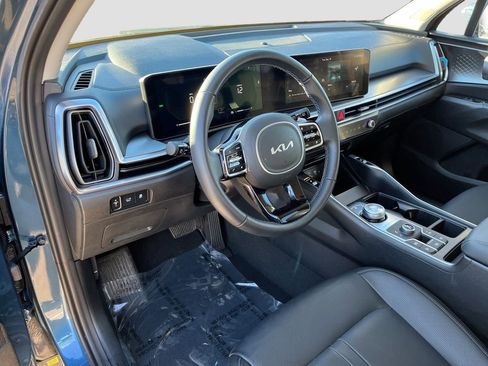 Certified 2025 Kia Sorento EX image 9