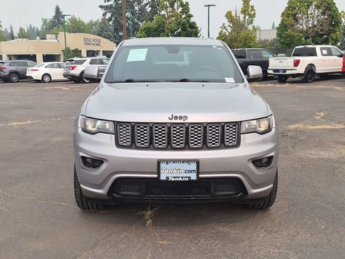 Used 2017 Jeep Grand Cherokee Altitude AWD/4WD image 8