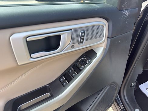 Used 2023 Ford Explorer Limited image 24