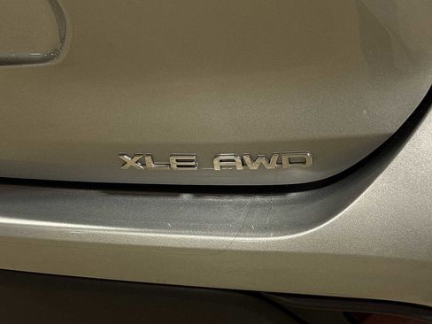 Used 2022 Toyota Highlander XLE AWD/4WD image 29