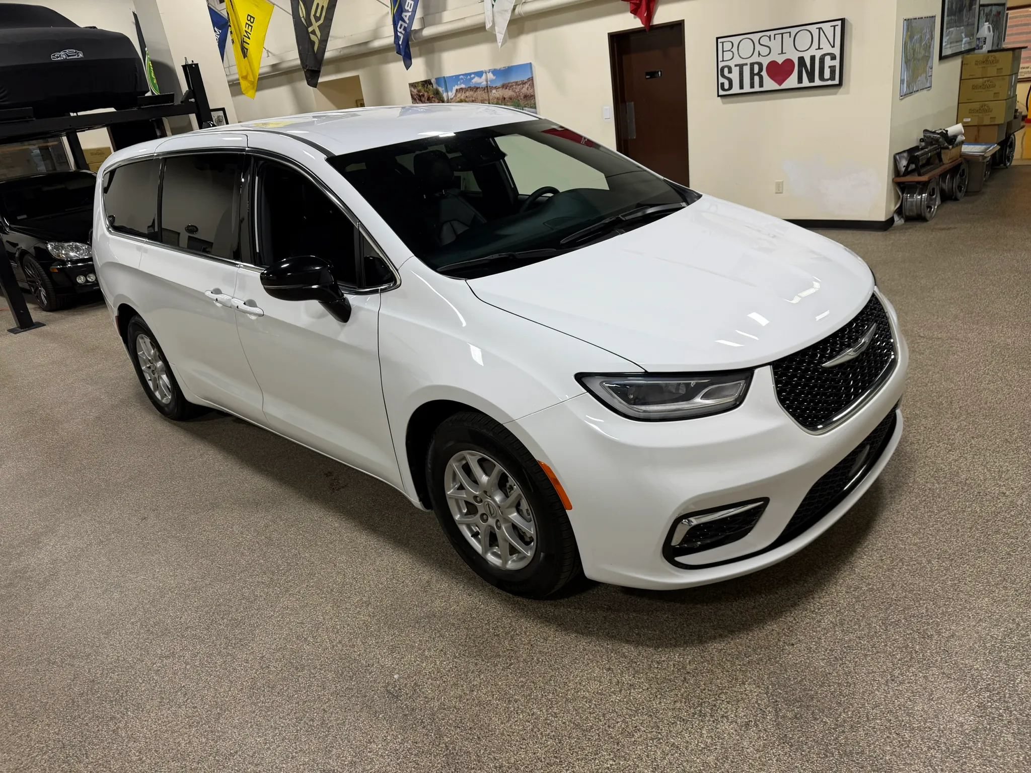Used 2025 Chrysler Pacifica Select FWD image 13