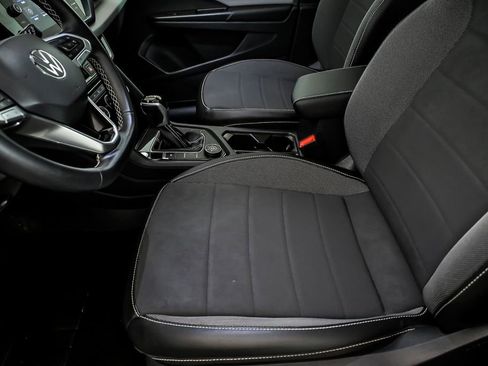 Used 2023 Volkswagen Taos SE w/ Panoramic Sunroof Package image 12