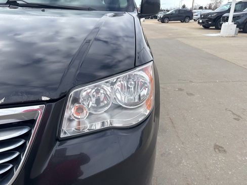 Used 2016 Chrysler Town & Country Touring image 9