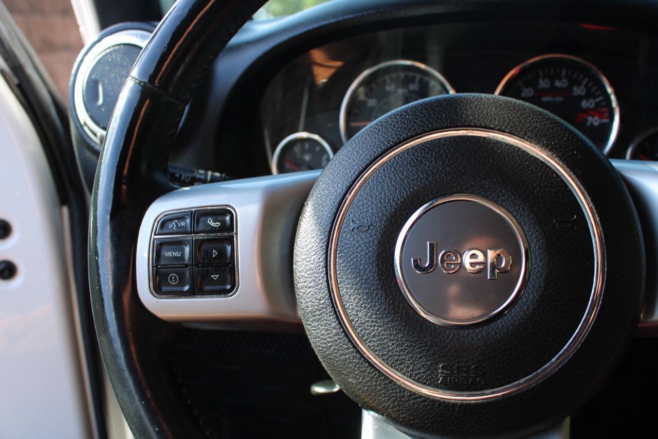 Used 2013 Jeep Wrangler Unlimited Rubicon AWD/4WD image 39