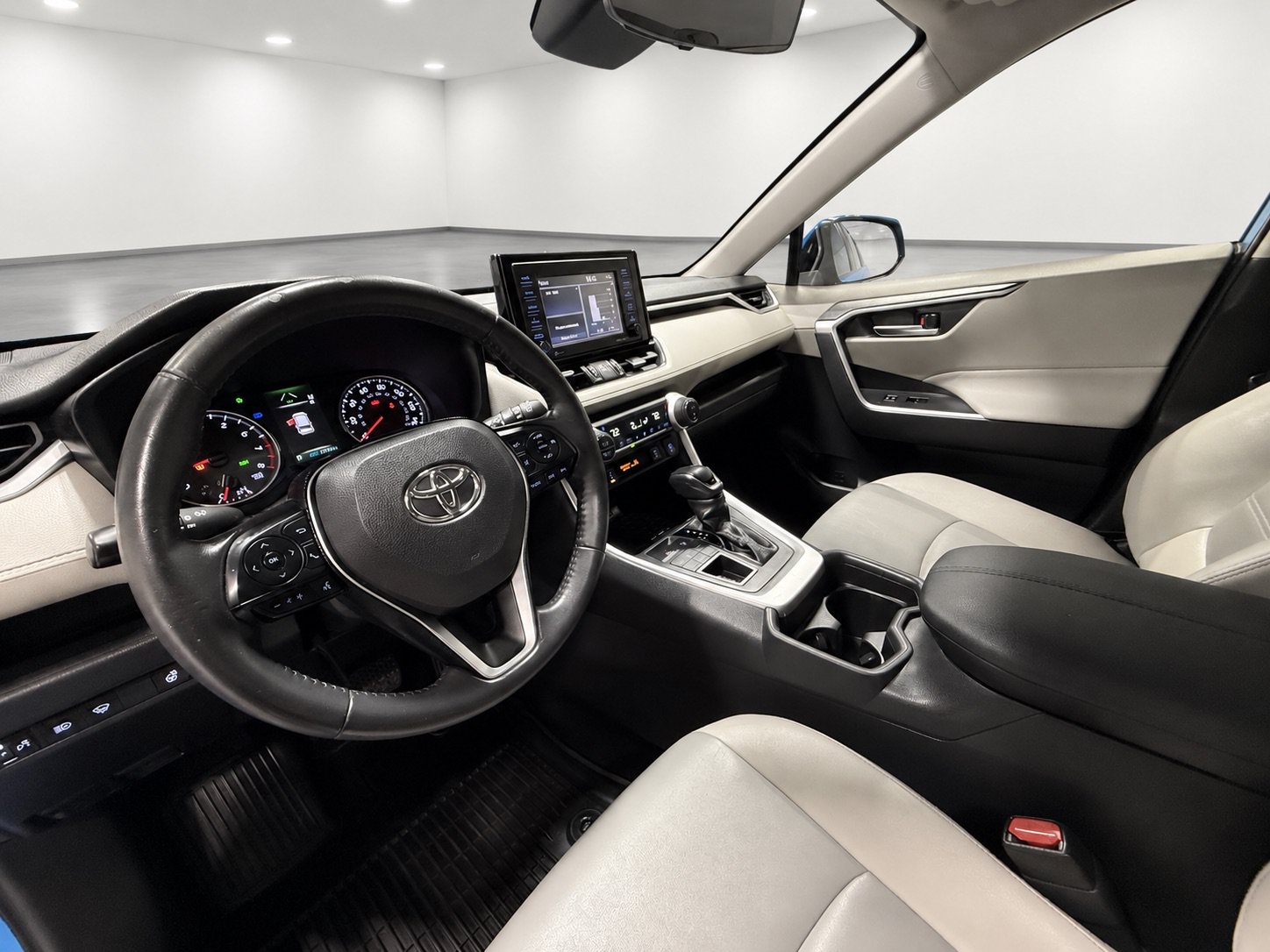 Used 2020 Toyota RAV4 XLE Premium AWD/4WD image 21