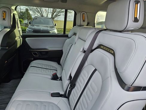 Used 2023 Rivian R1S Launch Edition image 23