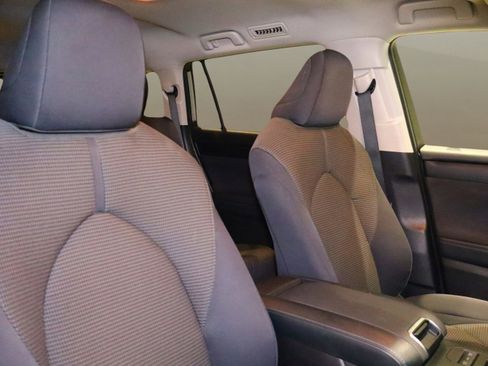 Used 2024 Toyota Highlander LE image 21