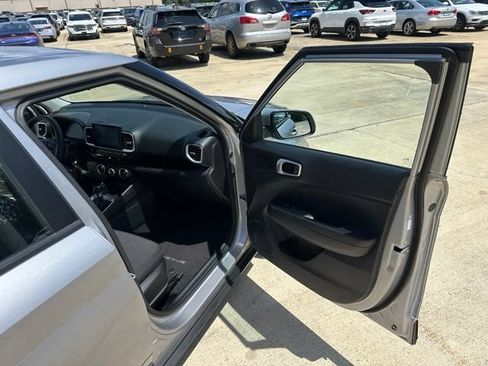 Used 2025 Hyundai Venue SE FWD image 17