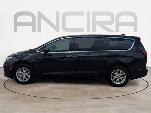 Used 2023 Chrysler Pacifica Touring-L FWD image 8