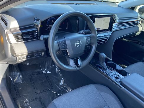 Used 2025 Toyota Camry SE image 14