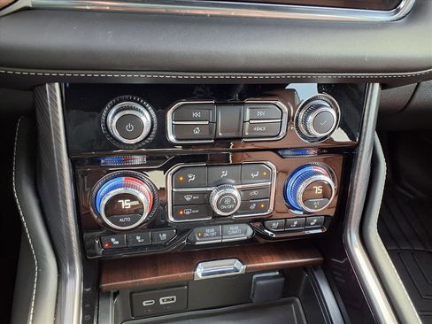 Used 2024 GMC Yukon Denali Ultimate image 9