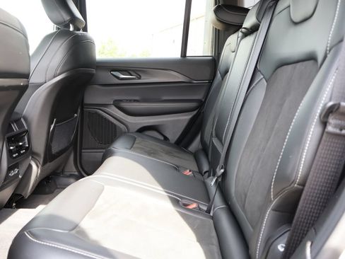 Used 2025 Jeep Grand Cherokee Altitude AWD/4WD image 18