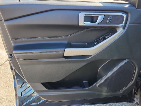 Used 2022 Ford Explorer XLT w/ Equipment Group 202A image 12