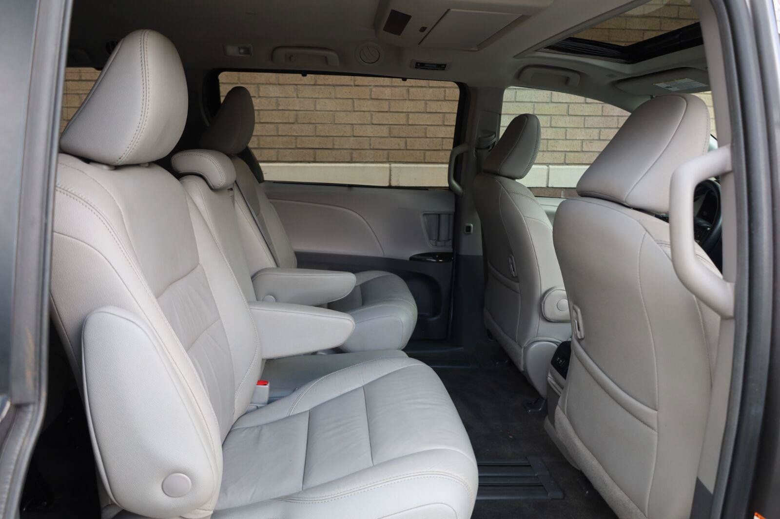 Used 2019 Toyota Sienna XLE Premium FWD image 24