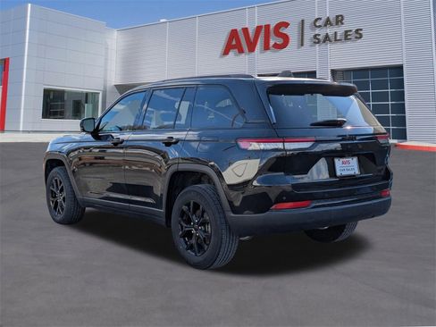 Used 2024 Jeep Grand Cherokee Altitude image 3
