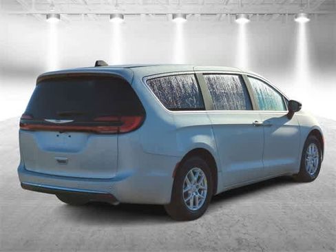 New 2026 Chrysler Pacifica Select image 8