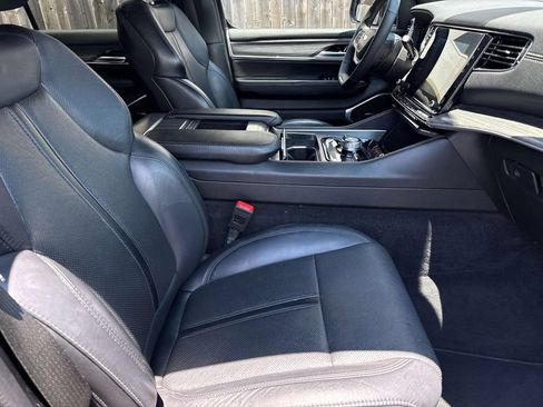 Used 2024 Jeep Wagoneer L Series III w/ Flexible Seating Group AWD/4WD image 10