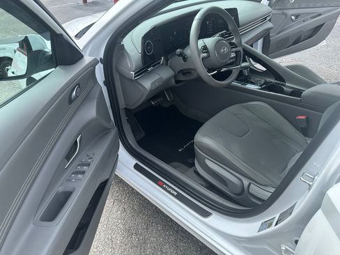 Used 2024 Hyundai Elantra SEL w/ Convenience Package FWD image 9