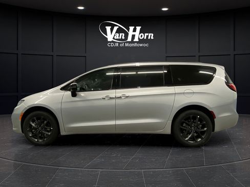 New 2026 Chrysler Pacifica Limited w/ S Appearance Package AWD/4WD image 13