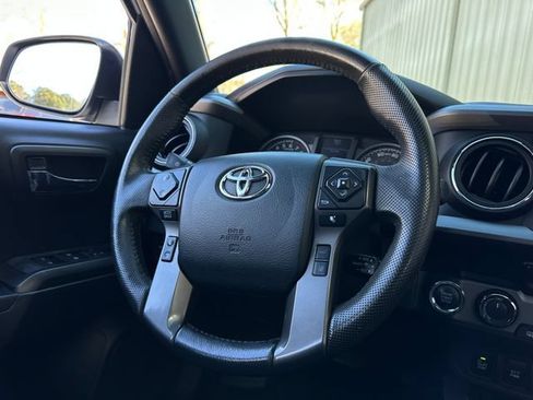 Used 2020 Toyota Tacoma TRD Off-Road w/ TRD Premium Off Road Package AWD/4WD image 20