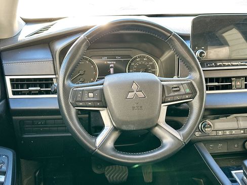 Used 2024 Mitsubishi Outlander SE Black Edition image 17