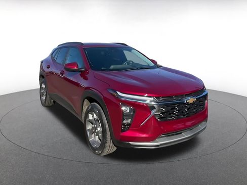 Used 2025 Chevrolet Trax LT image 3