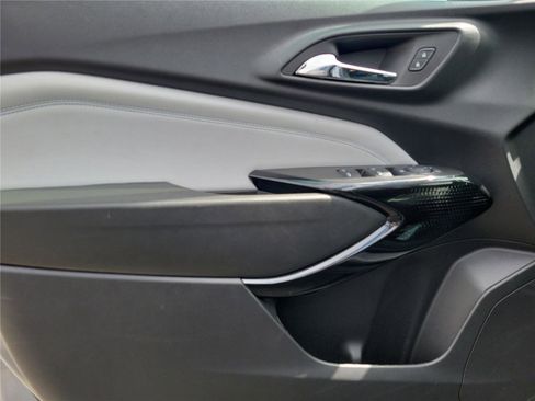 Used 2025 Chevrolet Trax LT w/ LT Convenience Package image 18