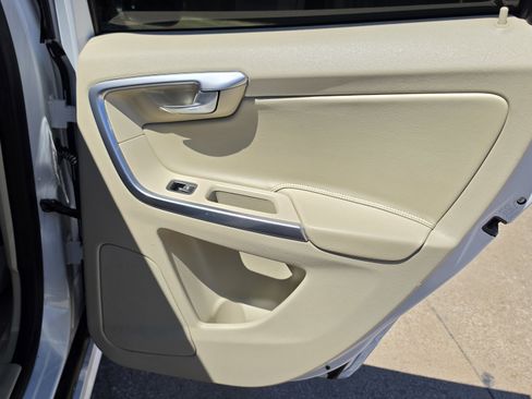 Used 2015 Volvo XC60 T5 Premier w/ Proximity Package image 32