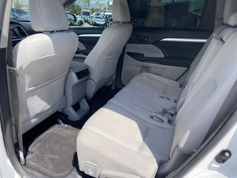 Used 2018 Toyota Highlander LE FWD image 15