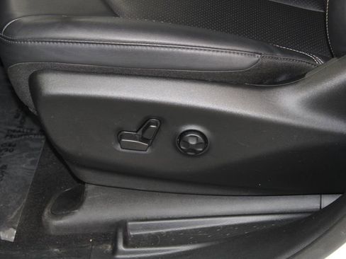 Used 2025 Chrysler Pacifica Select FWD image 19
