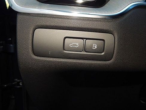 Certified 2025 Volvo XC60 T8 Plus w/ Protection Package Premier image 22