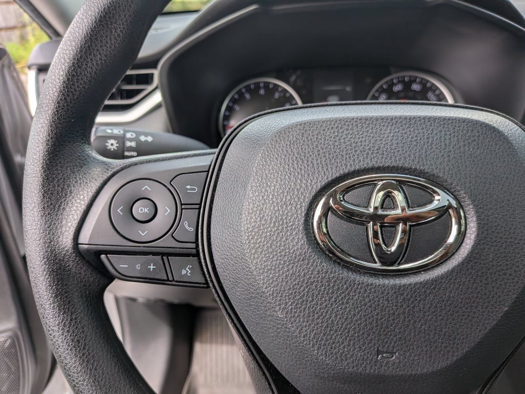 Used 2022 Toyota RAV4 XLE w/ Convenience Package FWD image 14