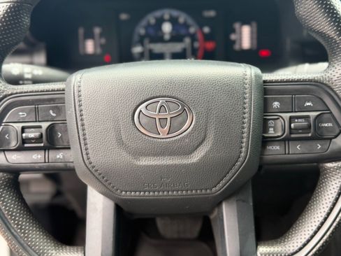 Used 2025 Toyota Tacoma SR AWD/4WD image 36