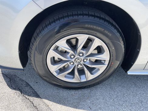 Used 2025 Toyota Sienna XLE FWD image 36