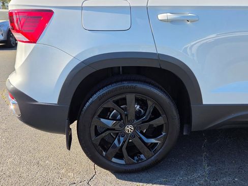 Certified 2022 Volkswagen Taos SE w/ Panoramic Sunroof Package image 15