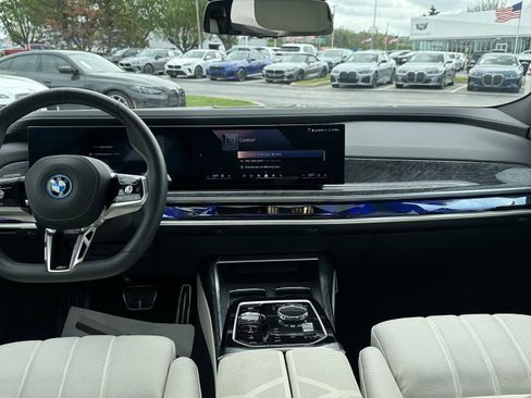 Certified 2025 BMW i7 xDrive60 w/ Premium Package AWD/4WD image 30