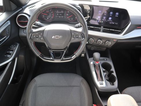 Used 2025 Chevrolet Trax RS w/ Sunroof Package image 11