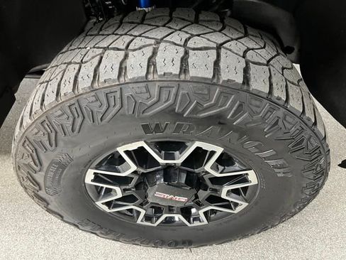 Used 2024 GMC Sierra 2500 AT4X AWD/4WD image 30