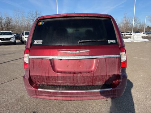 Used 2016 Chrysler Town & Country Touring image 8