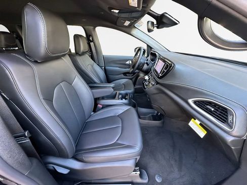 New 2026 Chrysler Pacifica Select image 26