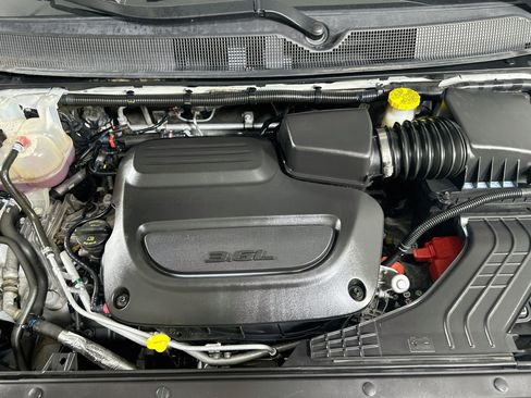 Used 2024 Chrysler Pacifica Touring-L FWD image 32