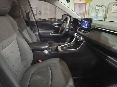 Used 2021 Toyota RAV4 XLE w/ Convenience Package FWD image 10