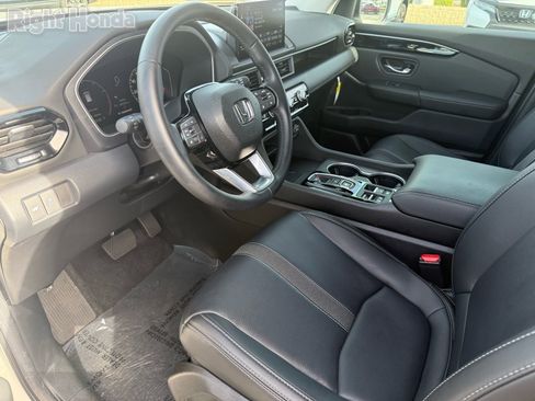 Used 2025 Honda Pilot Touring image 11