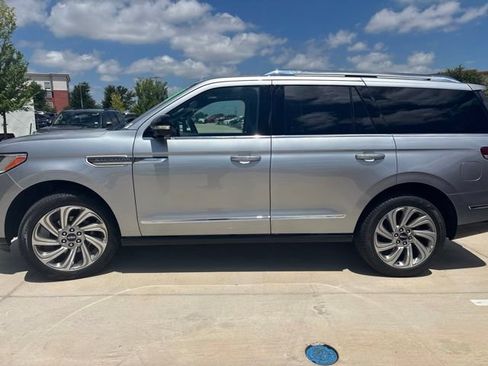 Used 2024 Lincoln Navigator Reserve AWD/4WD image 5