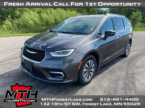 Used 2021 Chrysler Pacifica Touring-L FWD image 4
